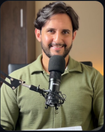 Matheus Rodhi diante de um microfone de estúdio